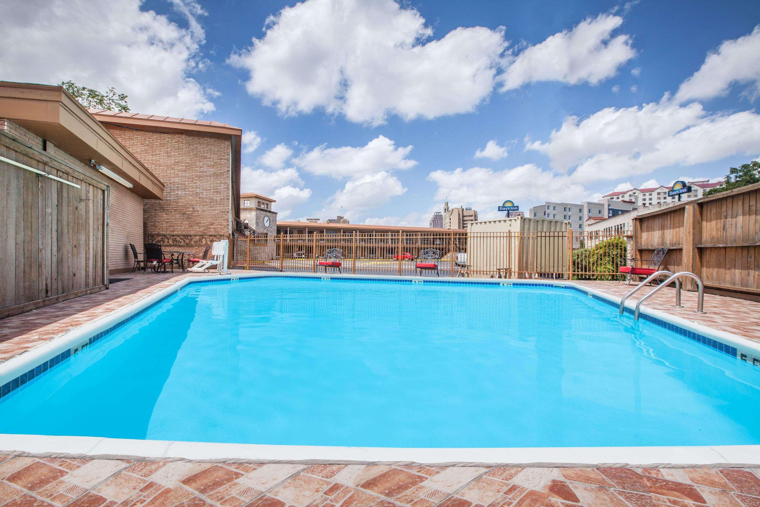 Days Inn By Wyndham San Antonio Alamo/Riverwalk Екстериор снимка